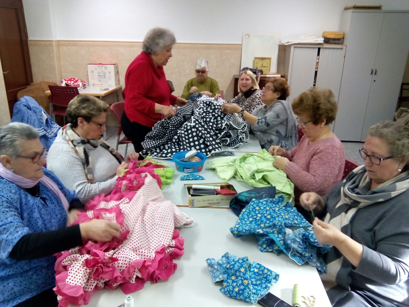 arreglando los trajes de flamenca